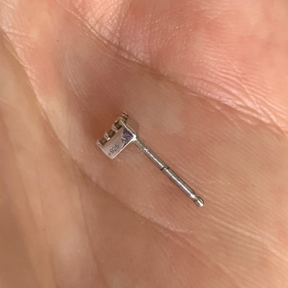 Single ADINA REYTER TINY PAVÉ DIAMOND V POST EARRING (only one) - Picture 4 of 4